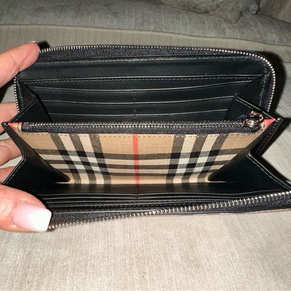 NWOT/NWOB Burberry zip around wallet - Picture 5 of 8